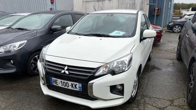 une voiture blanche garée dans un parking à côté d'autres voitures