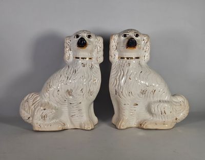 paire de figurines de chiens en céramique blanche aux yeux noirs