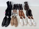 Plusieurs paires de chaussures pour femmes sont alignées sur une table