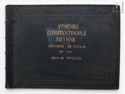 un vieux livre à la couverture noire posé sur une table
