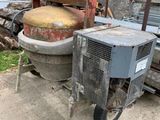 une petite machine posée à côté d'un tas de vieilleries