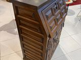 une photo d'une commode en bois dans un magasin