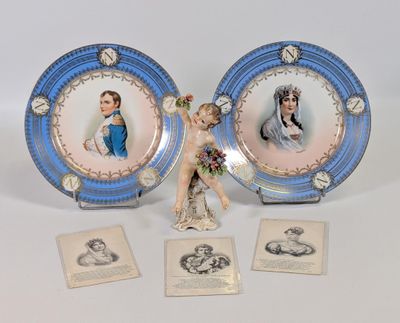 deux assiettes bleues et blanches ornées de représentations de femmes et d'hommes