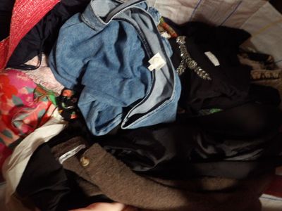une pile de vêtements sur un lit