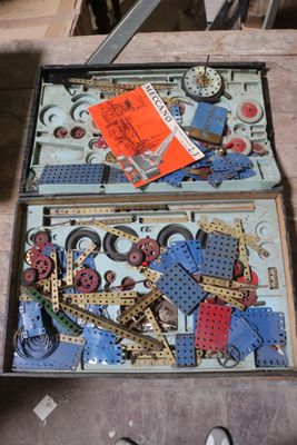 une œuvre d'art posée sur une table