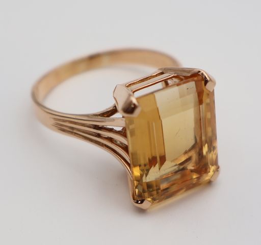 Bague en or 18 carats 750 millièmes à décor d’une pierre jaune fa...