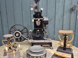 tout un tas de machines de différents types posées sur une table
