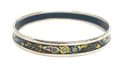 HERMES - Bracelet Hermès en émail à motif "Vase and bottles"…