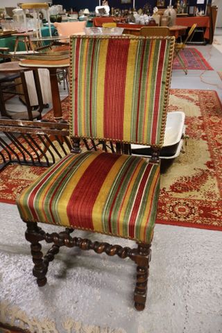 Chaise de style Louis XIII garni de tissu rayé. 