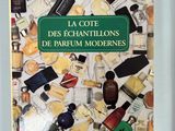 deux livres posés sur une table