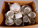 une boîte contenant des tasses à thé et leurs soucoupes