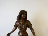 statue en bronze d'une femme tenant un panier de fleurs