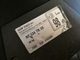 un gros plan d'une plaque métallique sur laquelle figure un numéro