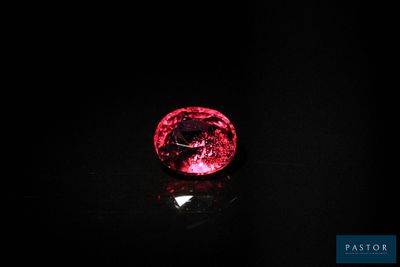 gros plan d'un diamant rouge sur une surface noire
