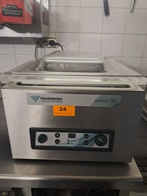 une machine posée sur une table dans une cuisine