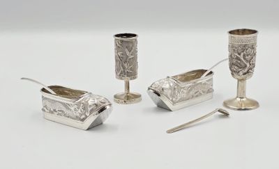 quatre couverts posés sur un plateau blanc, avec des cuillères et un repose-cuillères