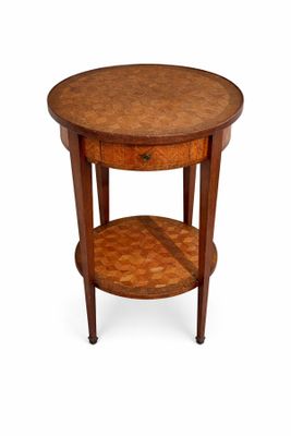 une image représentant une table ronde sur laquelle est posé un tiroir