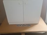 une armoire blanche posée sur une palette en bois
