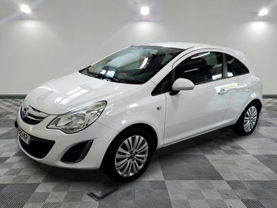 la petite voiture blanche est garée dans la pièce au sol en damier