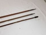 trois brosses en bois posées sur un drap blanc