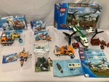 un tas de legos posés sur une table