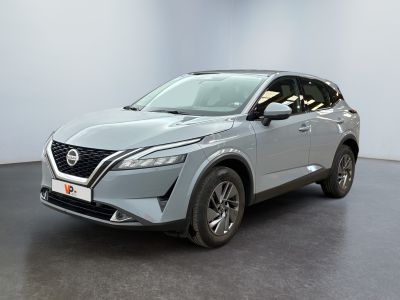 Le nouveau SUV Nissan Murano est garé dans un showroom.
