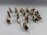Les figurines représentent des soldats de couleurs et de tailles variées.