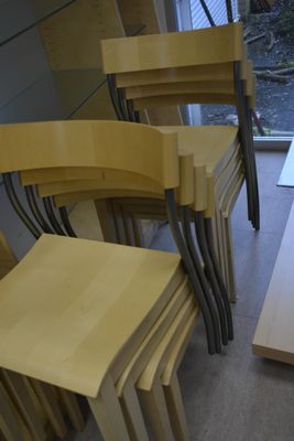 Sur désignation. Lot de 8 chaises, pied métal, assise bois abimée, en  - Photo 1