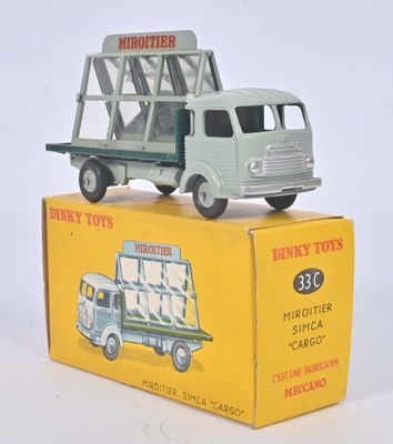 un camion jouet posé sur une boîte