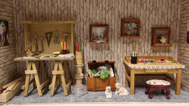 Diorama. Composition miniature, dans une vitrine en bois, vitre e...