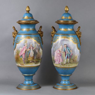 une paire de vases bleus et dorés ornés de figures peintes