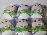 Six peluches représentant Buzz, personnage de la série « Toy Story », sont emballées dans du plastique