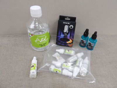une bouteille d'eau, un tube de dentifrice, un flacon de bain de bouche et deux flacons de bain de bouche