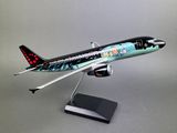 une maquette d'avion posée sur un socle, sur une surface grise