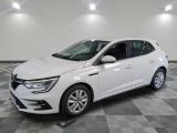 une voiture blanche est garée sur le sol à carreaux d'un garage