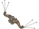 une image représentant un collier orné de perles et de pierres, sur fond blanc