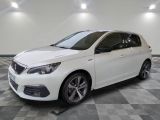 la voiture blanche est garée dans le garage sur un sol en damier