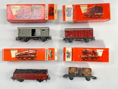 six types différents de petits trains sur un fond blanc