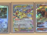 Trois types différents de cartes Pokémon sont accrochés au mur.