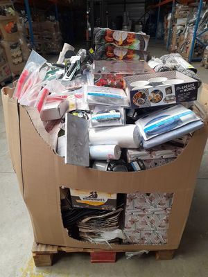 une boîte en carton remplie d'articles assortis dans un entrepôt