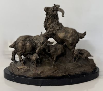 statue représentant une chèvre et trois chèvres sur un rocher, sur fond blanc