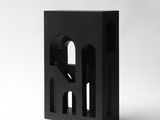 un serre-livres noir avec une arche au milieu, sur fond blanc