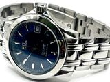 une montre en argent avec un cadran bleu et un bracelet en argent