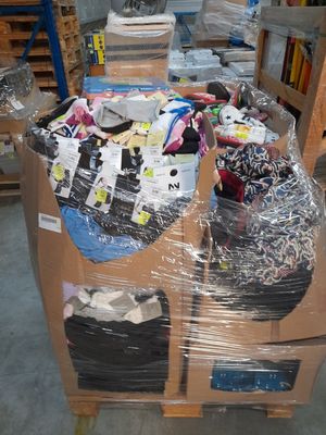 un chariot sur lequel sont empilés de nombreux articles dans un entrepôt