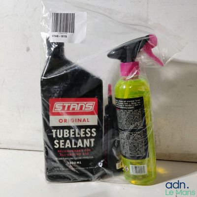 une bouteille de produit nettoyant à côté d'une bouteille de mastic sur un plan de travail