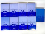 six boîtes de parfums bleues et blanches portant le chiffre vingt