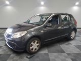la photo d'une voiture grise garée dans un garage