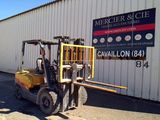 un chariot élévateur garé devant un bâtiment