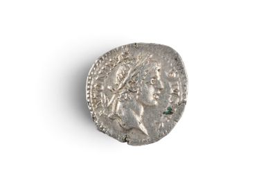 une pièce d'argent représentant une femme