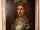 tableau représentant une femme en robe blanche avec un nœud sur la tête